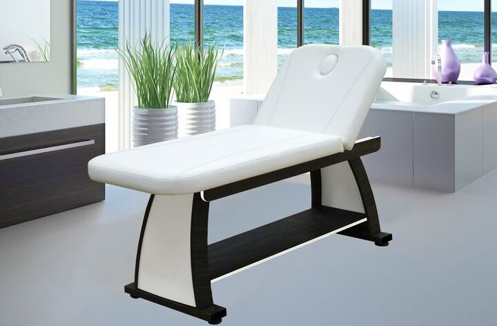 What are the criteria for choosing a massage table for SPA&Wellness?